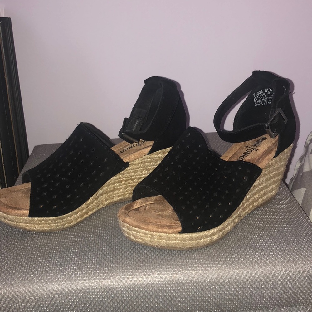 Minnetonka Black espadrilles wedge heel sandals
